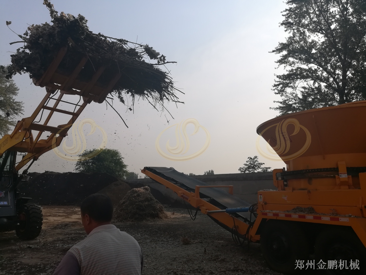郑州金鹏树根综合破碎机处理大尺寸硬质木料预粉碎方案