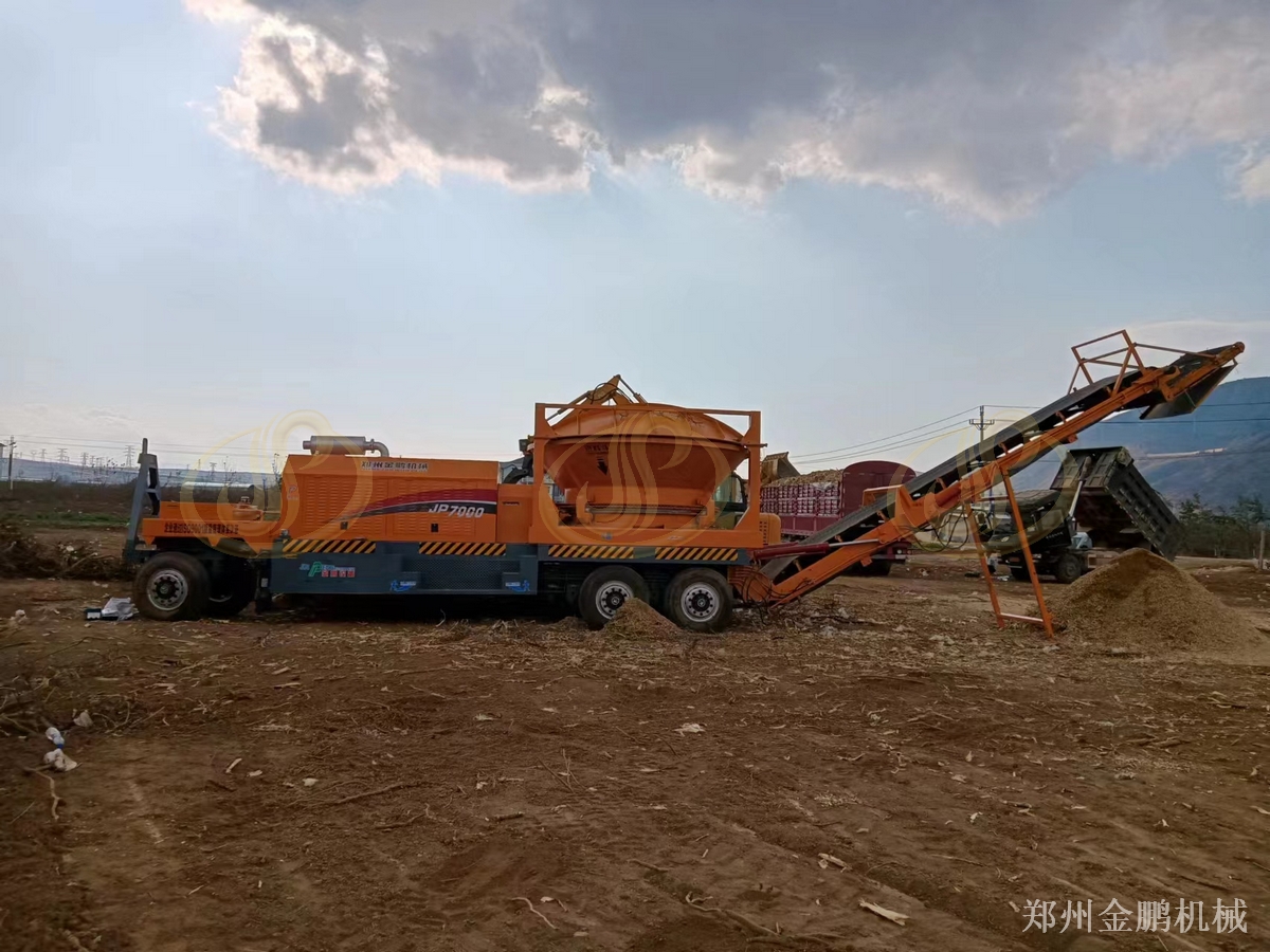 郑州金鹏大型木材粉碎机全套设备在生物质料场的应用配置