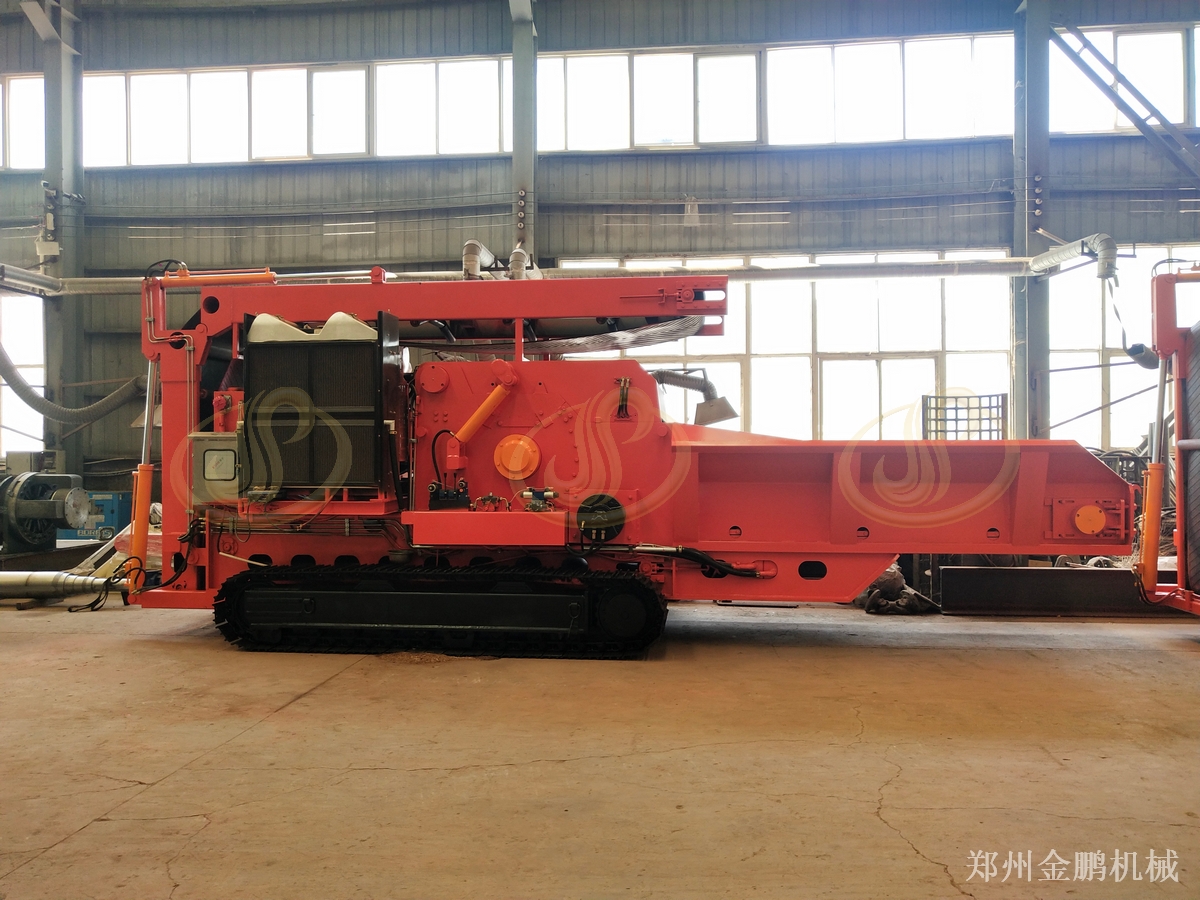 郑州金鹏移动树枝粉碎机在分散料堆现场的应用方案