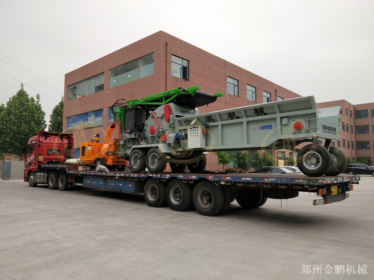 园林树枝粉碎现场：郑州金鹏树木粉碎机的进料与出料状态