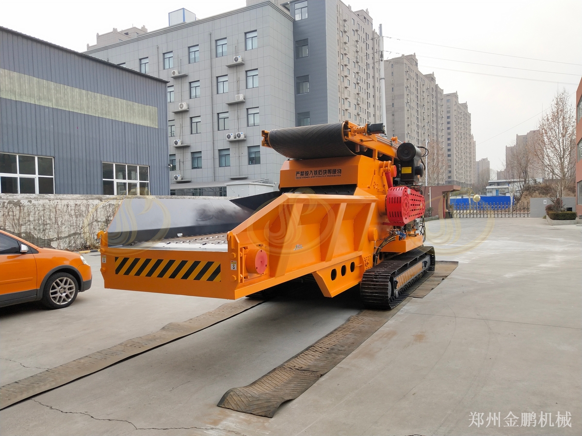 郑州金鹏移动式柴油木材破碎机林地现场作业