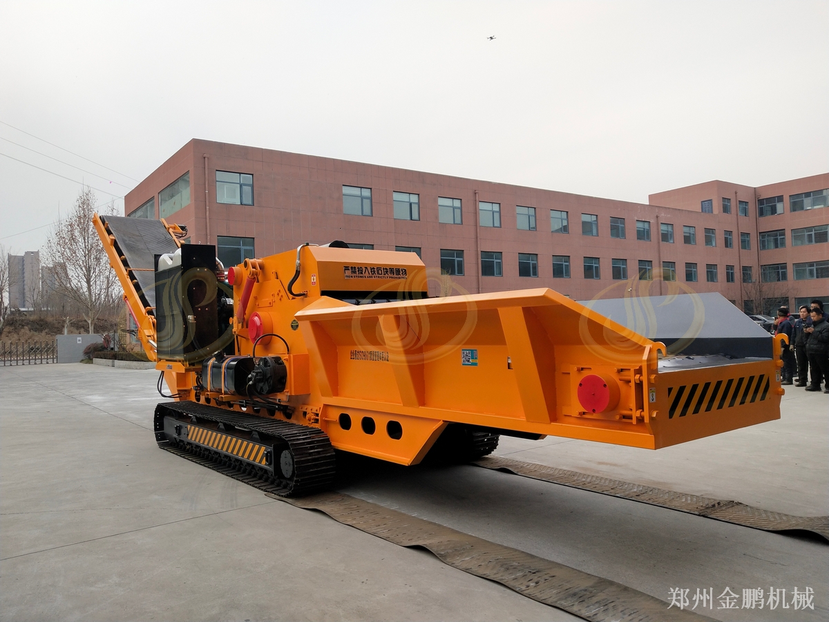 移动式柴油木材破碎机用于树枝移动作业的郑州金鹏设备说明